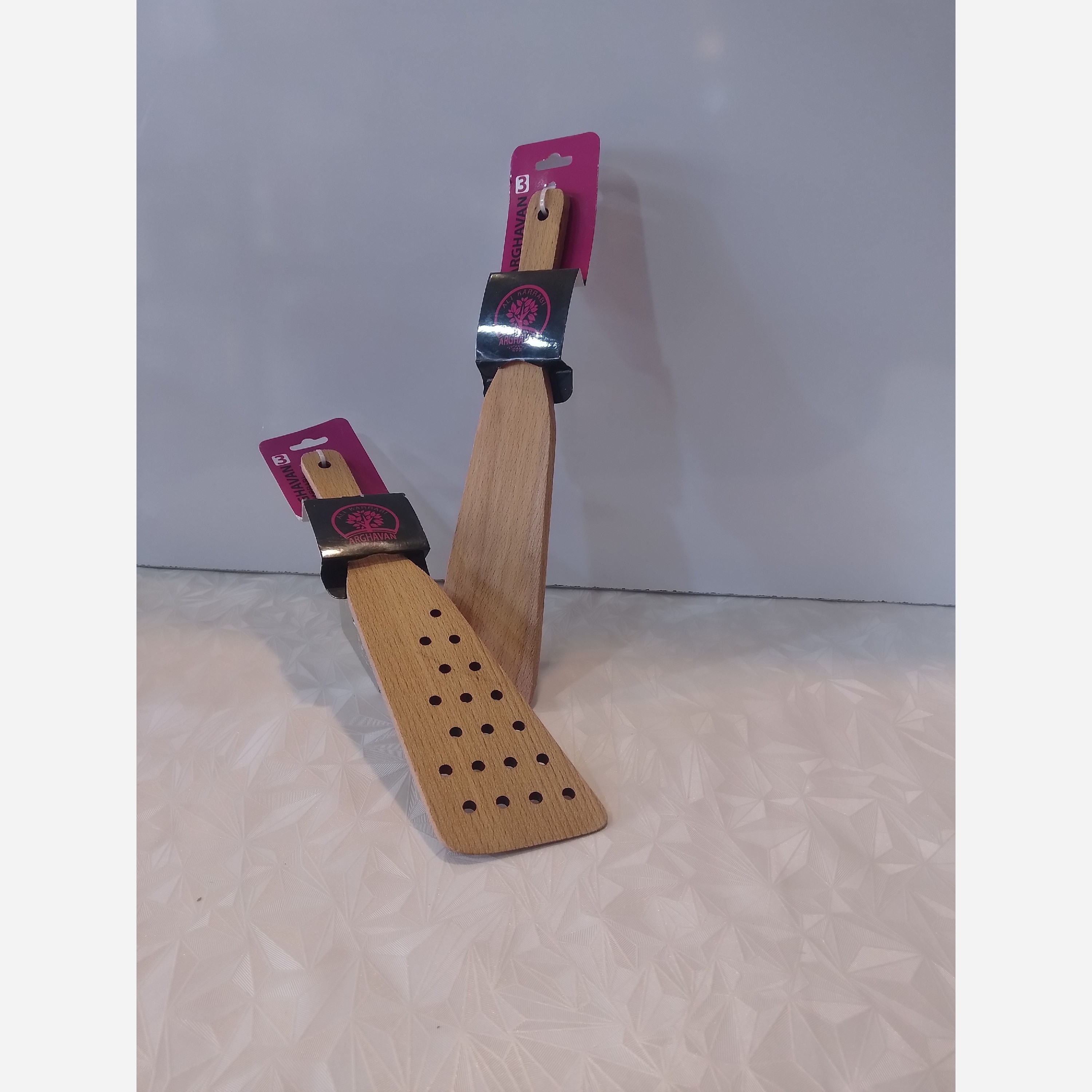 کفگیر چوبی سرکج سوراخ دار و صاف در پلاسکو آیهان (پس کرایه)