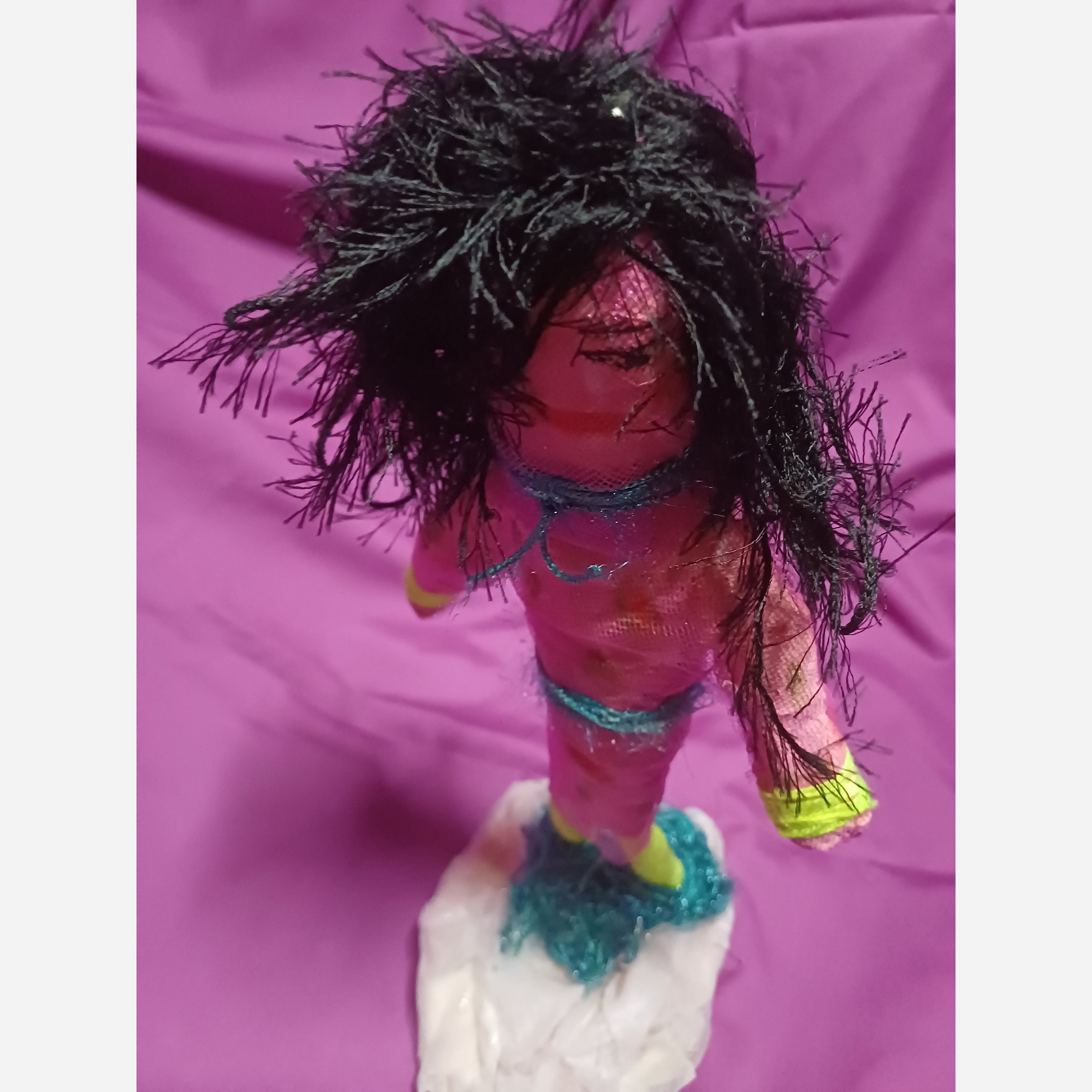 عروسک دکوری دستساز (گلسرخ پریشون)