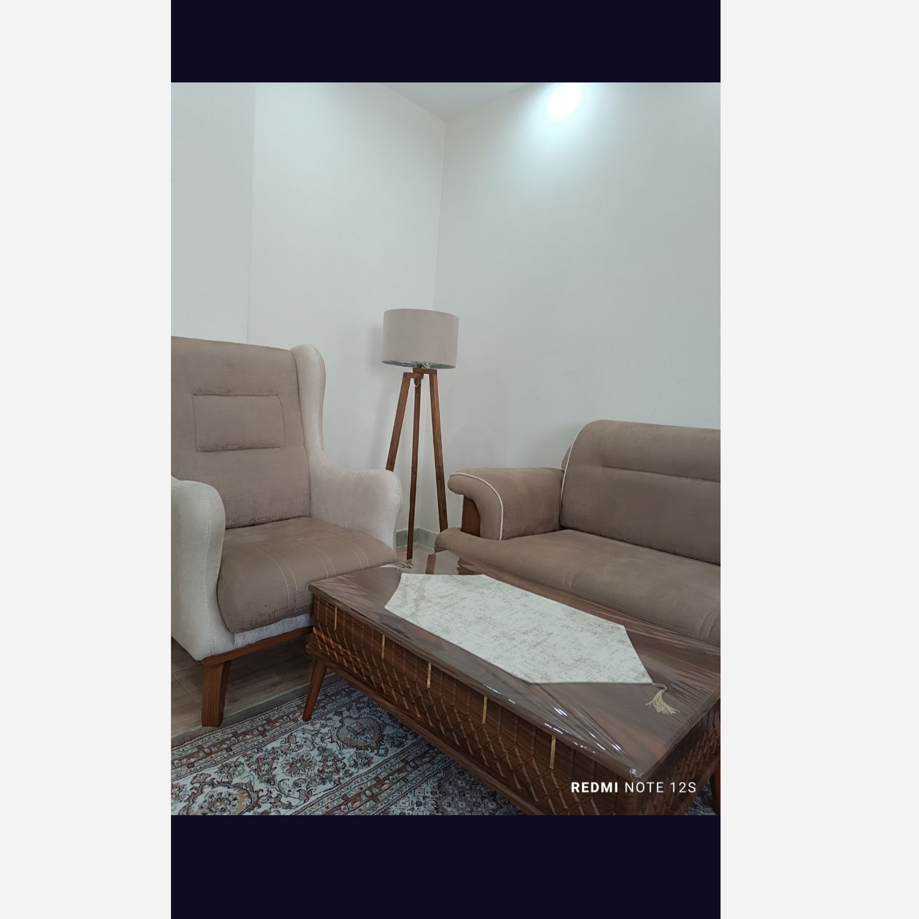 آباژور چوبی سه پایه عصایی ایستاده کنار سالنی (پس کرایه)