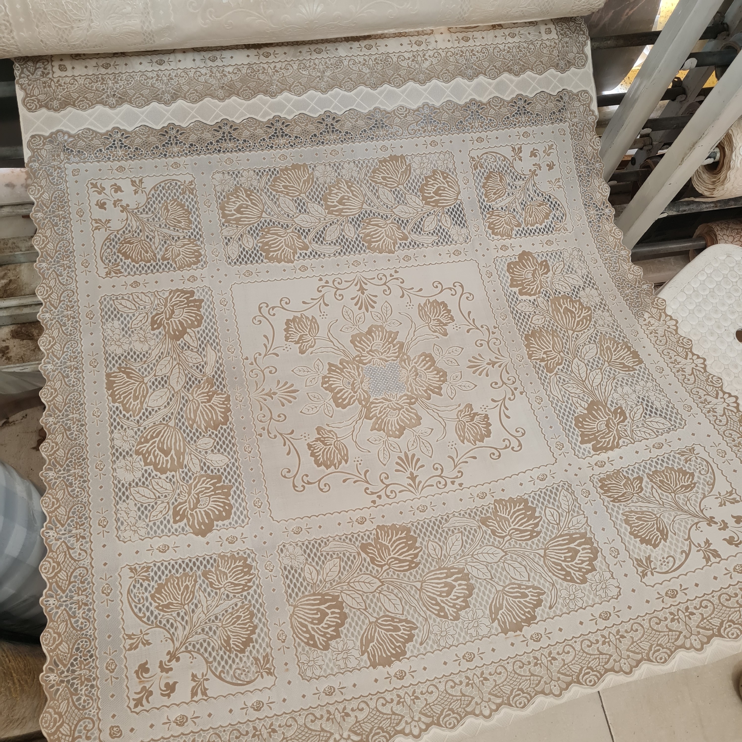 سفره 4نفره 90*90طرح گیپور(درجه یک)6987