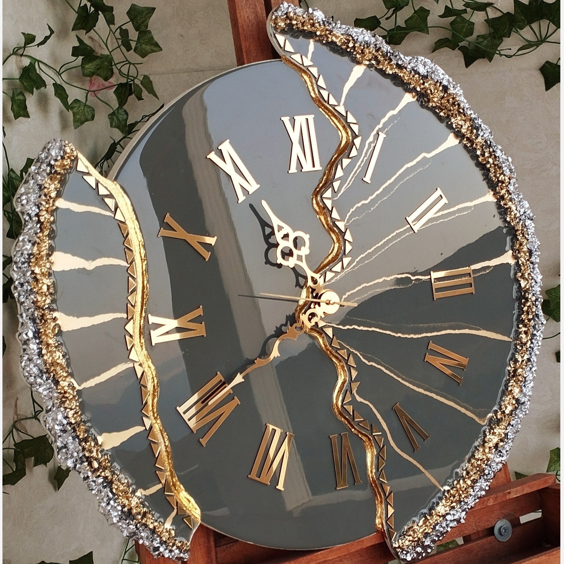ساعت دیواری رزینی طرح سلین قطر 50 طوسی 