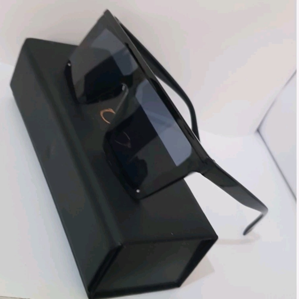 عینک آفتابی پسرانه مشکی شیک uv400 کاور پارچه ای ودستمال ب عنوان هدیه 
