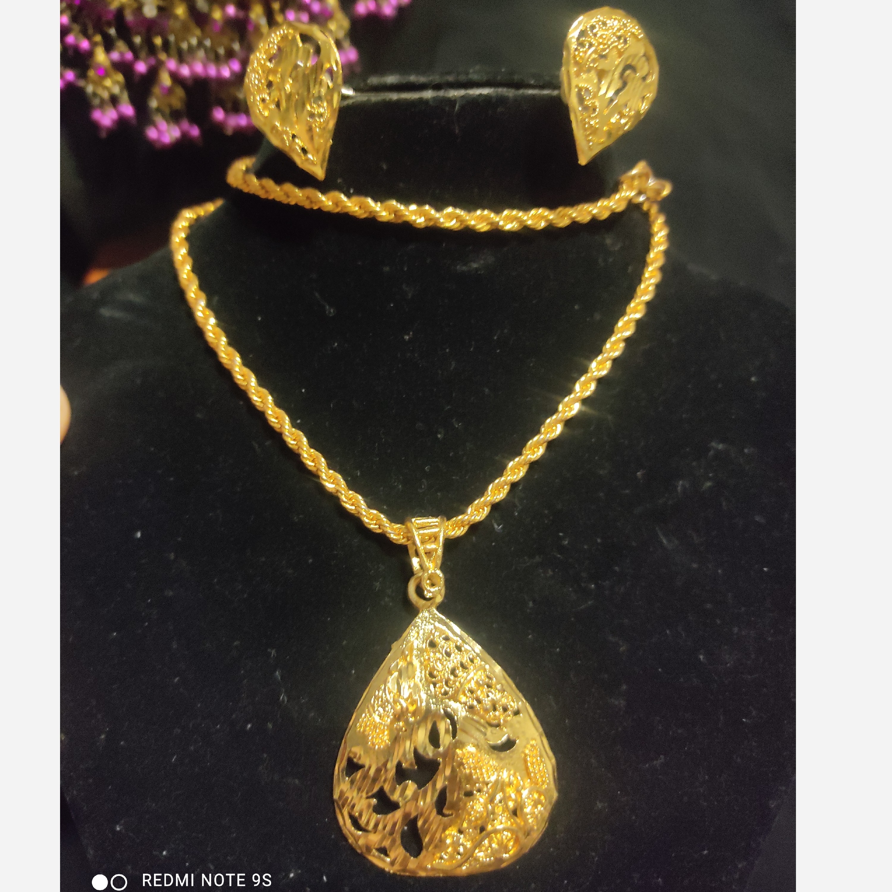 ست گوشواره و گردنبند طرح طلای هندی