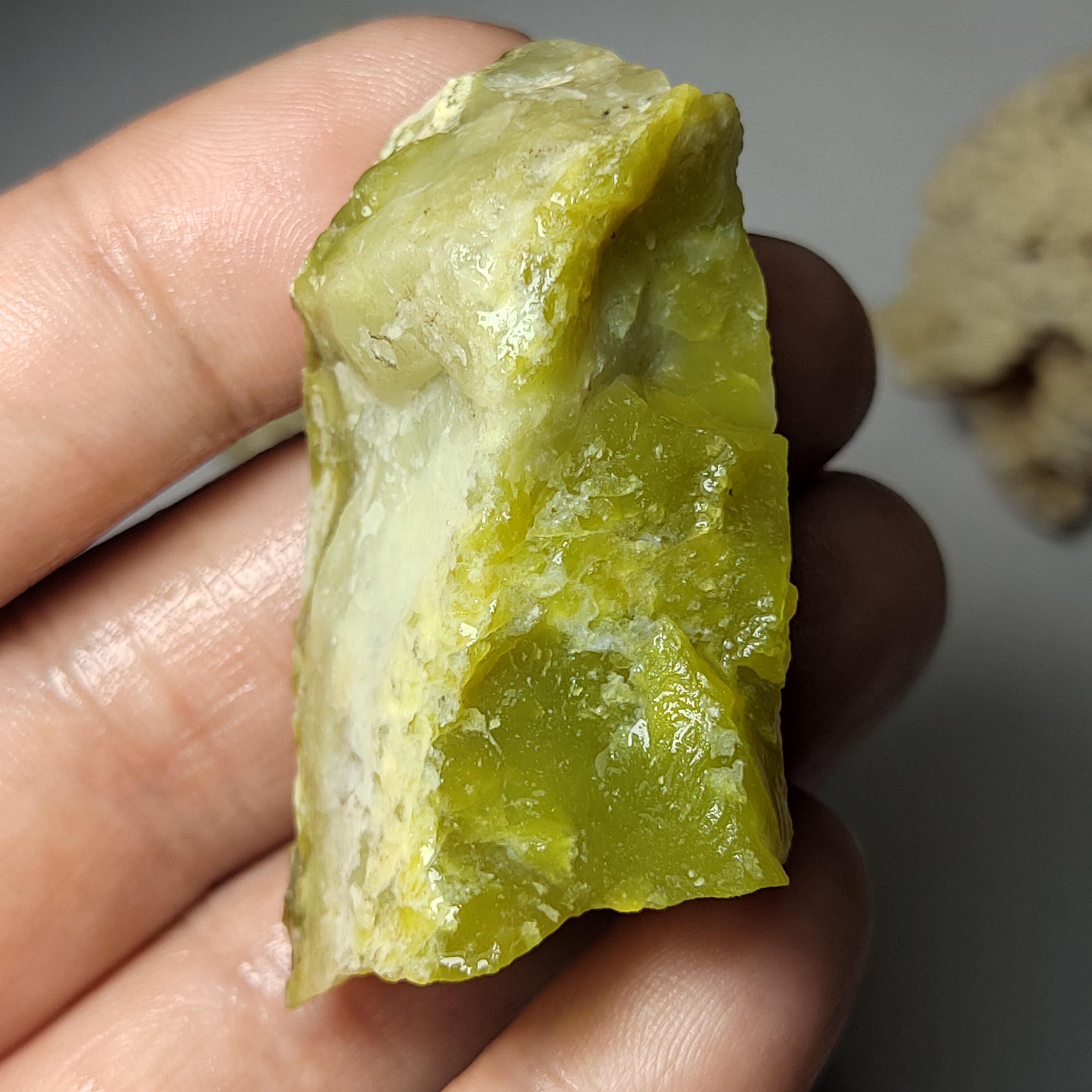 سنگ معدنی یشم سبز (سرپانتین) زیبای درجه یک