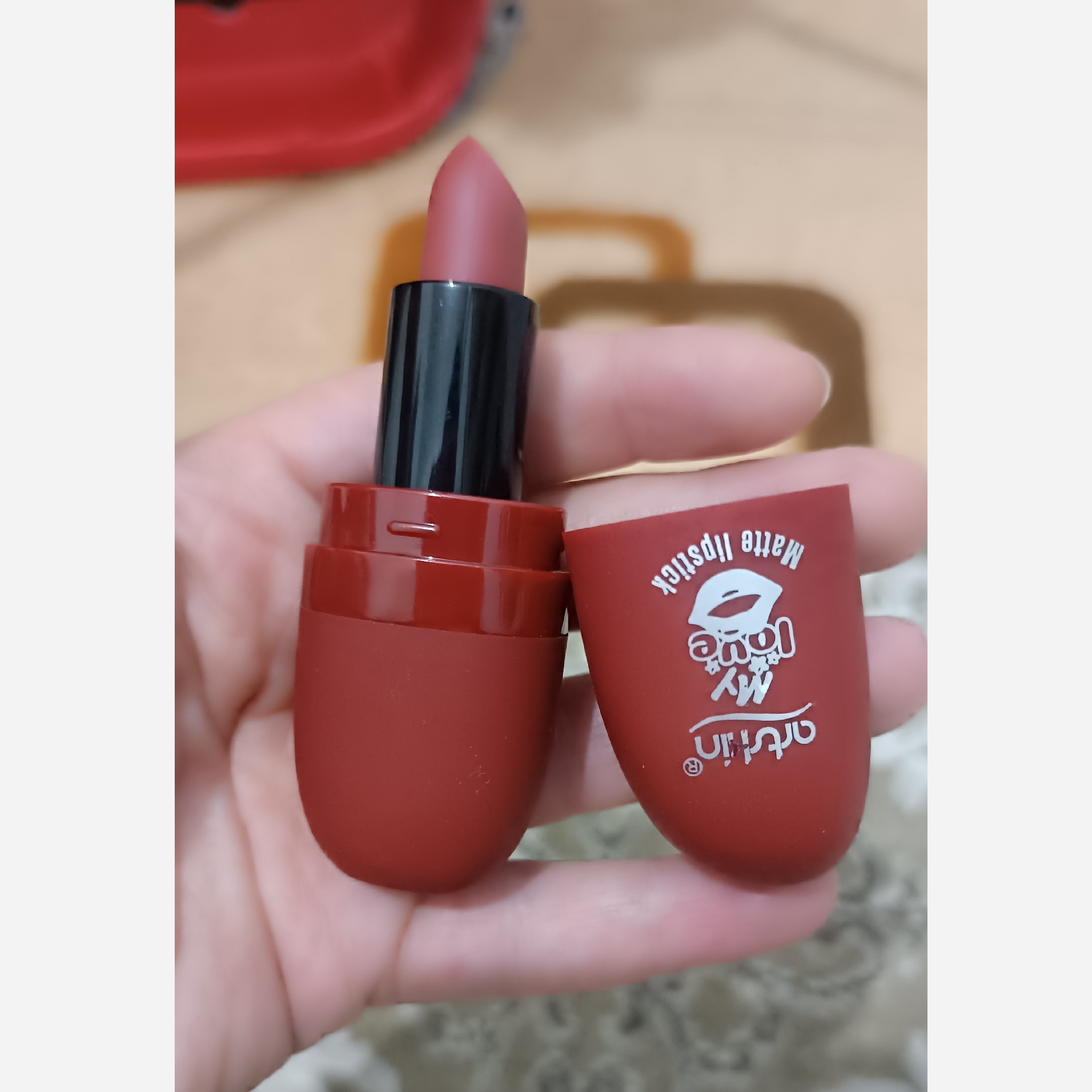 رژ لب جامد آرت اسکین رنگ زرشکی