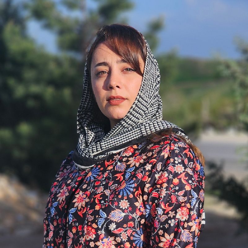 دنیا عزیزی