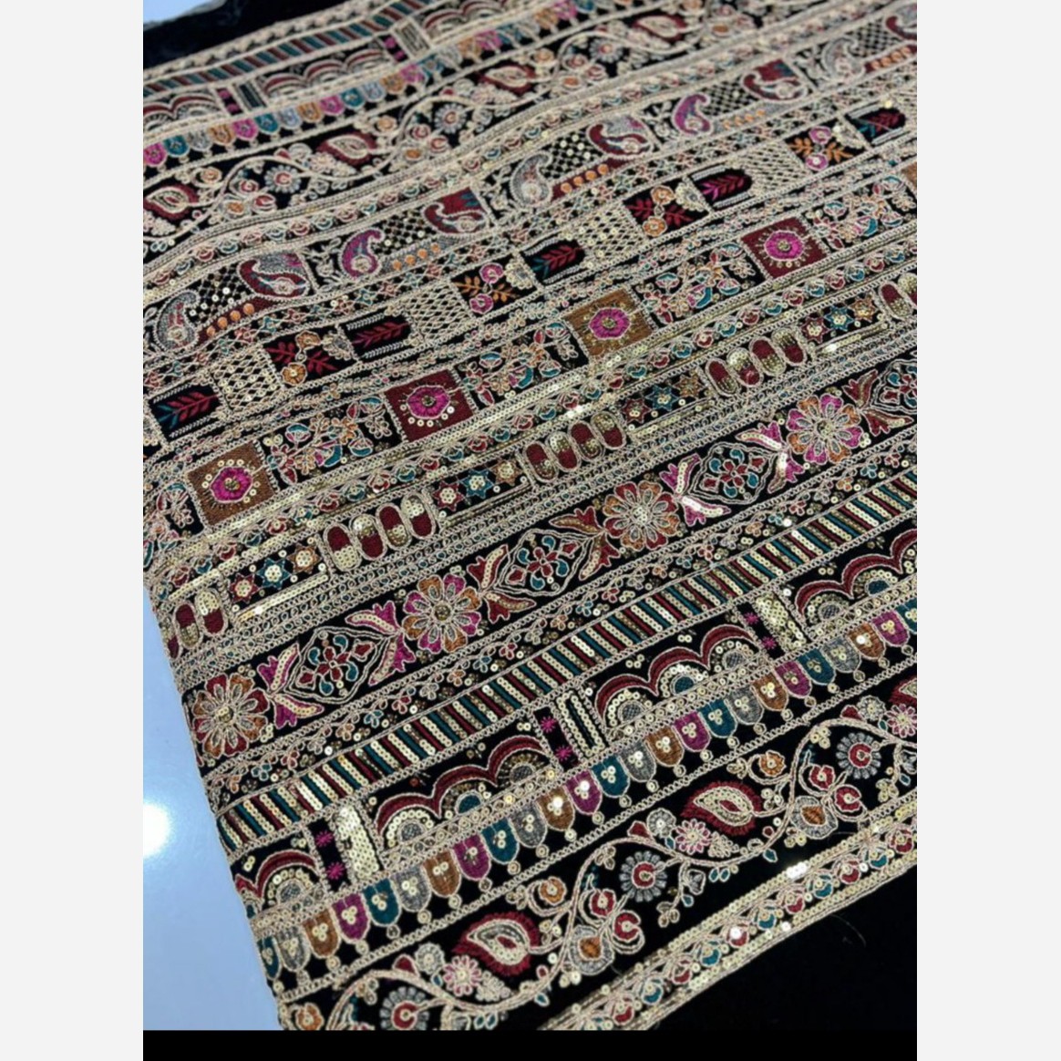 پارچه مخمل سوزندوزی گل دار