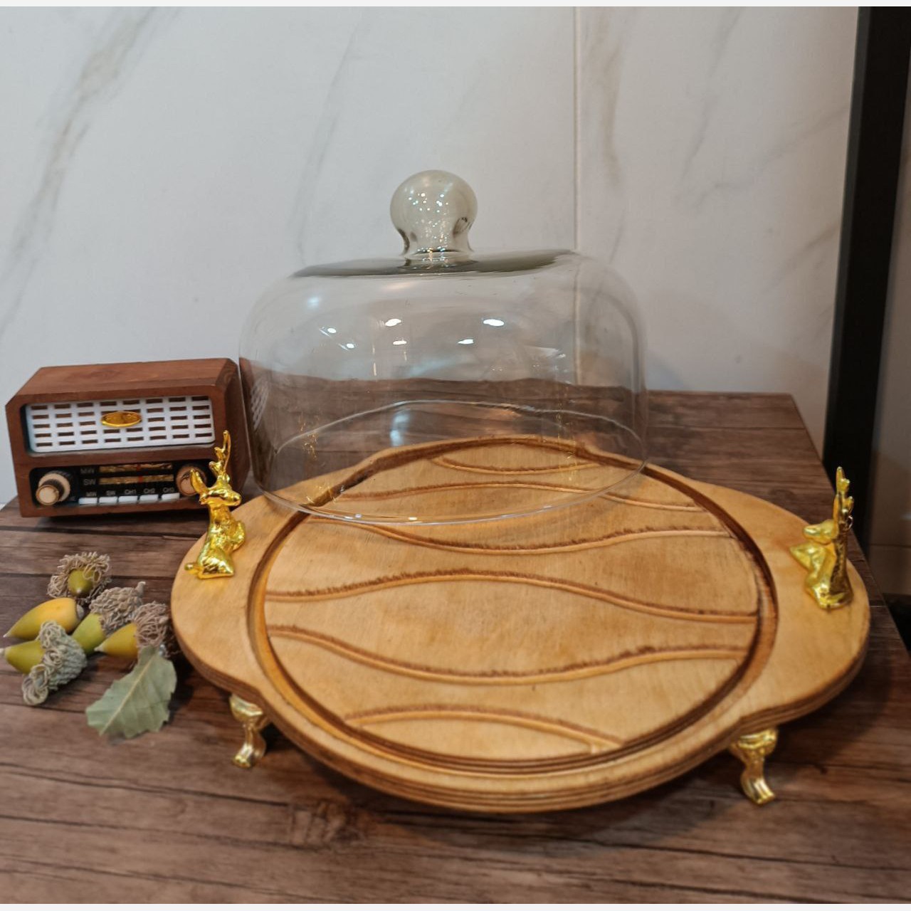 کاپ کیک چوبی قطر 30سانت پایه و دسته فلزی کاپ کیک پایه دار درب شیشه ای کیک خوری گوزن ظرف کیک کف چوبی