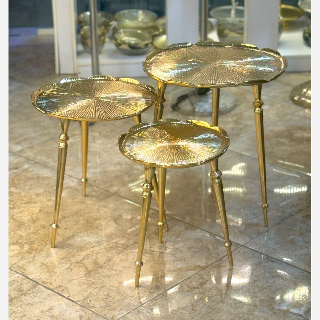 میز عسلی 3 سایز آلومینیوم مدل نیلوفر،رنگ طلایی و نقره ای کیفیت عالی(آبکاری وکیوم) 
