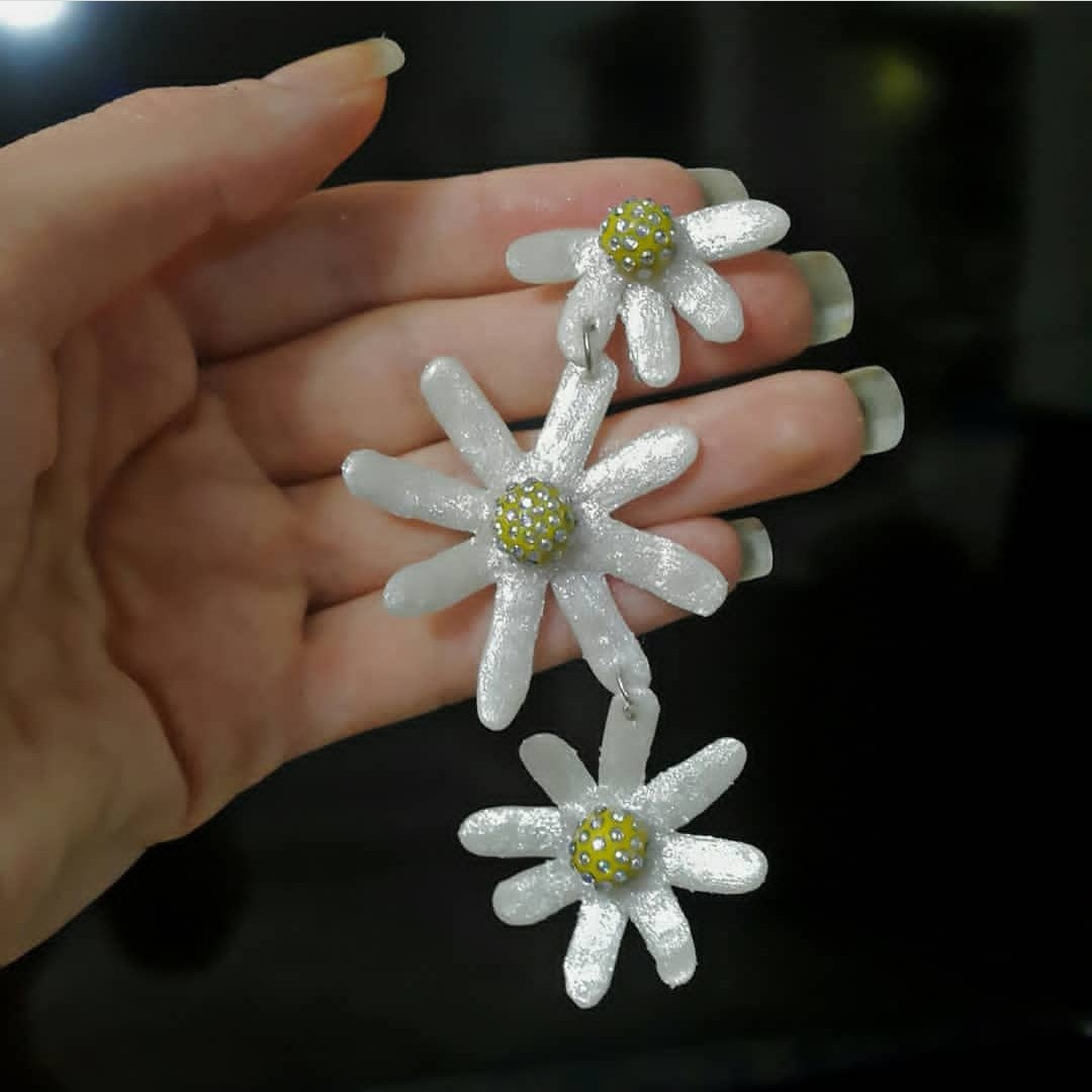 گوشواره گل بابونه 1 ( اکسسوری / گوشواره / گردنبند/ آویز / زیورآلات / گل / بابونه / بهاری/ سفید/ خمیری / مجلسی / پلیمری )