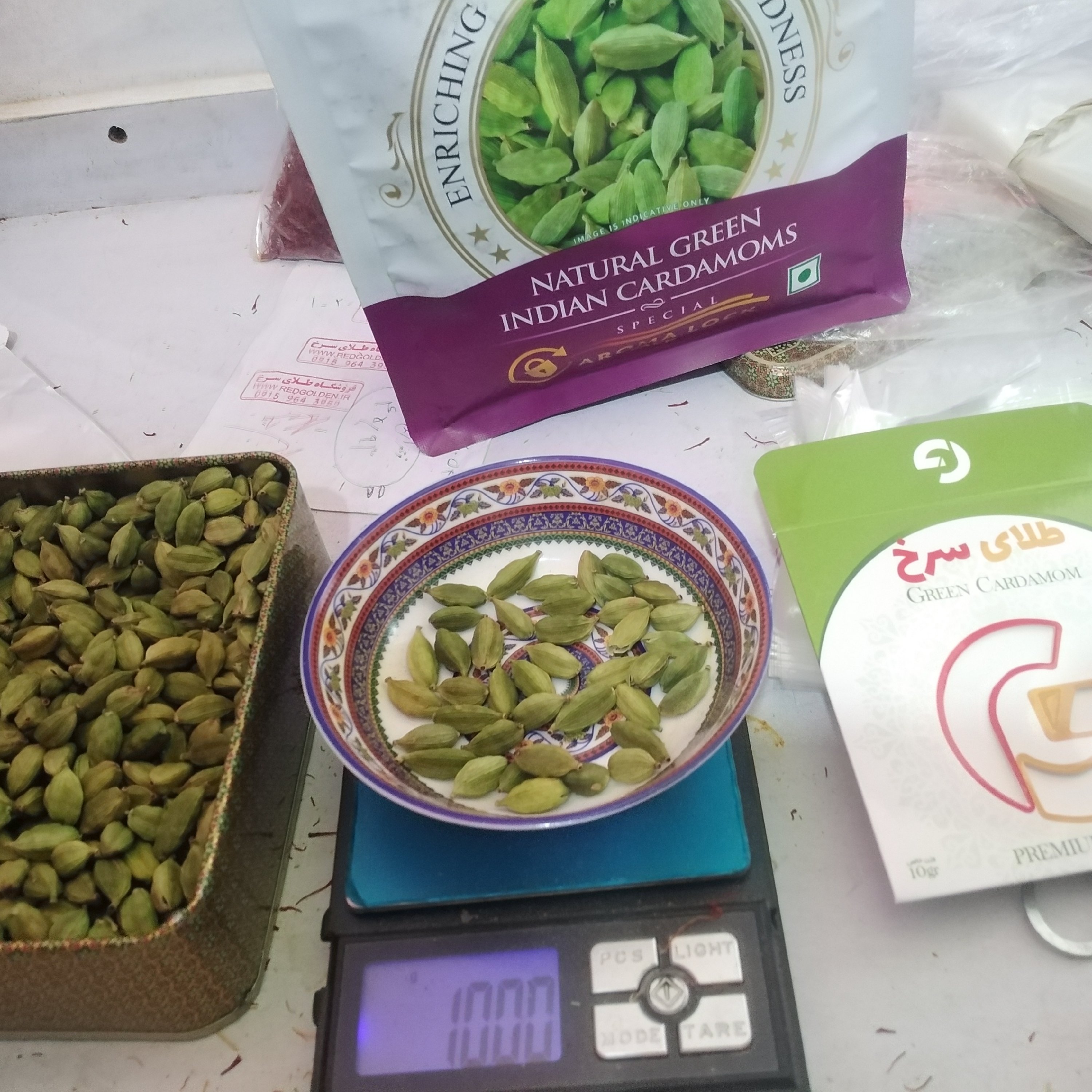 هل سبز اعلاء طلای سرخ، پرشده از هل اکبر بنفش