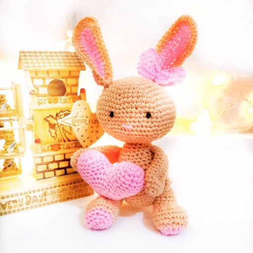 عروسک بافتنی خرگوش قلب به دست