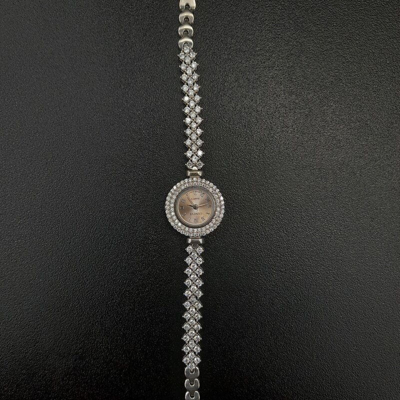 ساعت نقره زنانه، با روکش  رادیوم ، موتور اصلی ، و بند قابل تنظیم می‌باشد 