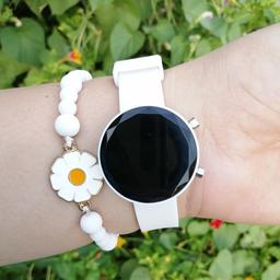 ساعت دیجیتالی  و دستبند گل بابونه به همراه اونیکس سفید 