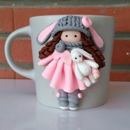 ماگ دختر زمستانی با کلاه بافتنی ساخته شده با خمیر پلیمری نشکن و قابل شستشو 