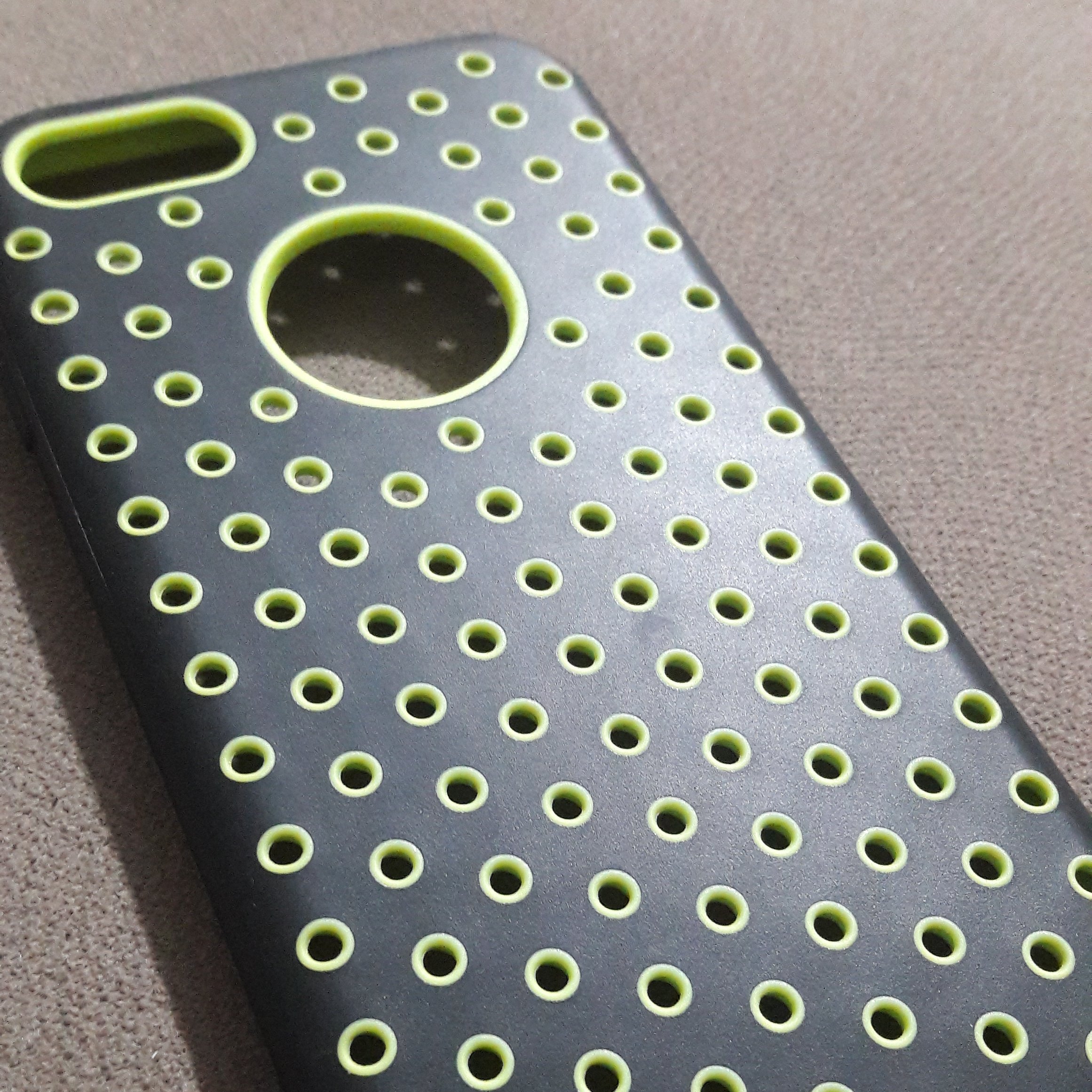 قاب ژله ای طرح سوراخ دار آیفون8