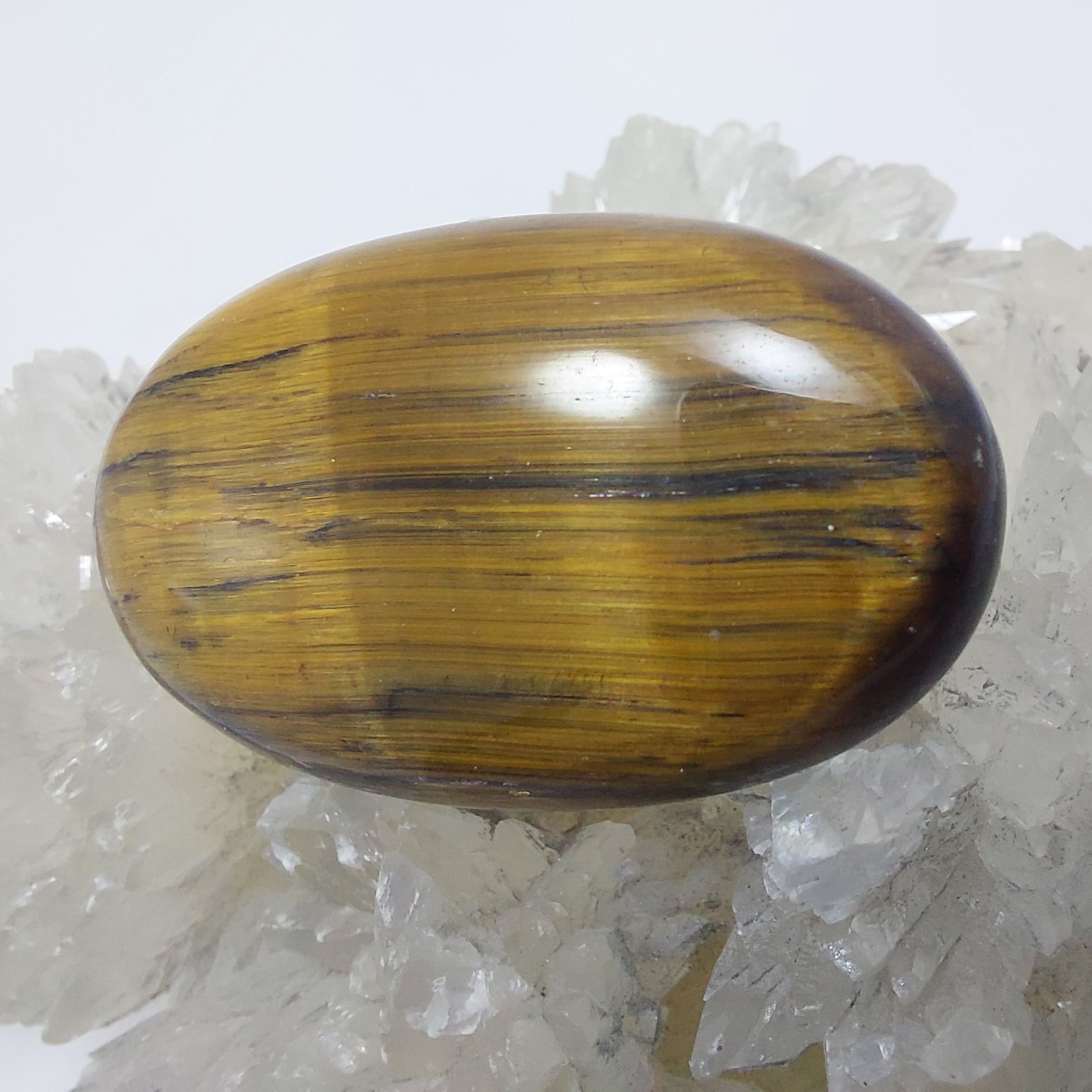 نگین زیبای چشم ببر قواره درشت با تراش دامله و پولیش آینه ای