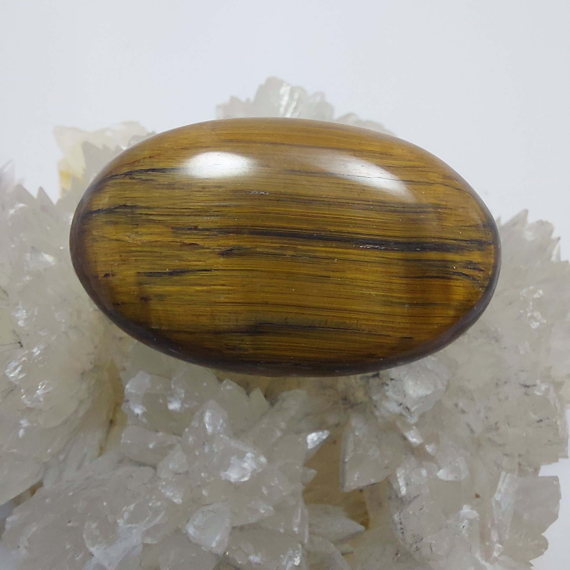 نگین زیبای چشم ببر قواره درشت با تراش دامله و پولیش آینه ای