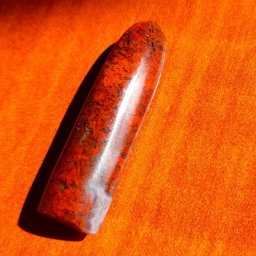 مضراب تار سنگی از  جاسپر منظره  سرخ بسیار زیبا و خوش دست، به طول 30 میلیمتر و قطر 5 میلیمتر