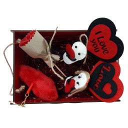 جعبه کادویی چوبی بسیار محکم با دسته کنفی حاوی دو عروسک ما دو تا، دو تاپر قلبی مشکی - قرمز، گل نمدی با دور پیچ کاغذی