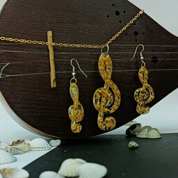 نیم ست گردنبند و گوشواره رزینی طرح نت ساخته شده در دو طرح ورق نقره و طلا