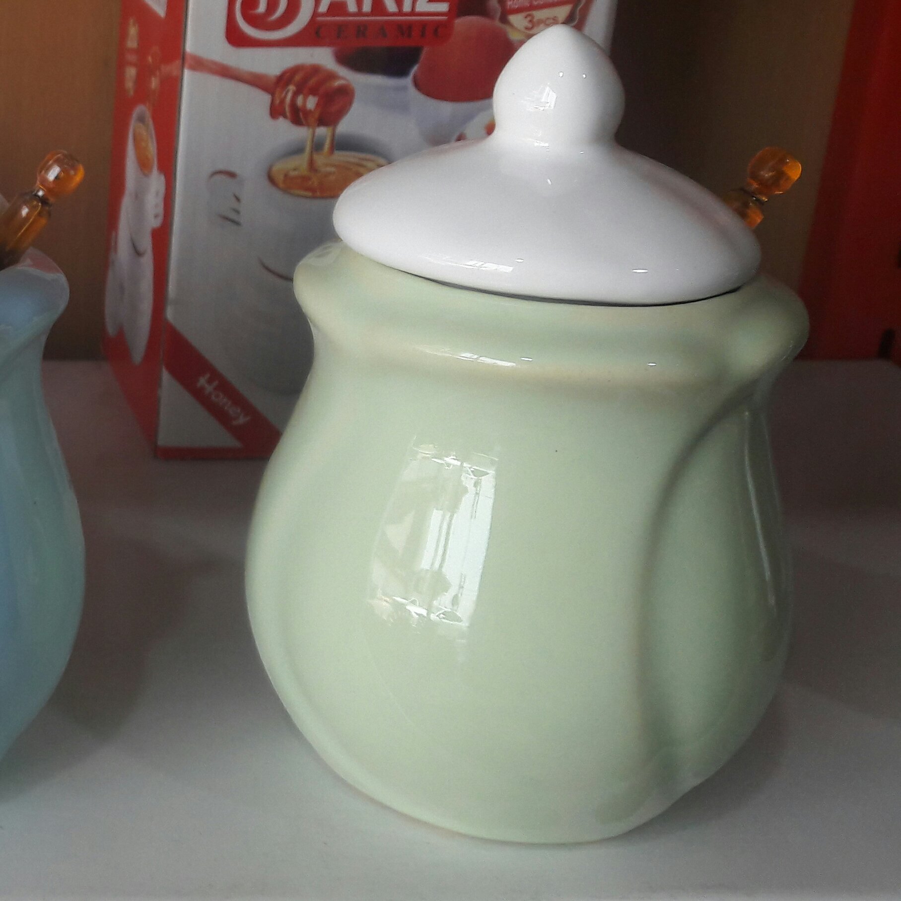 عسل خوری سایز بزرگ رنگ سبز سرامیک امیلیا درجه 1 بهمراه قاشق اکرولیک جهت سرو صبحانه و عصرانه