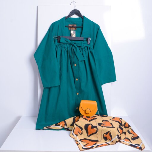 کت و دامن لنین بصورت فری سایز مناسب 38 تا 46 با رنگ سبز موجود می باشد
