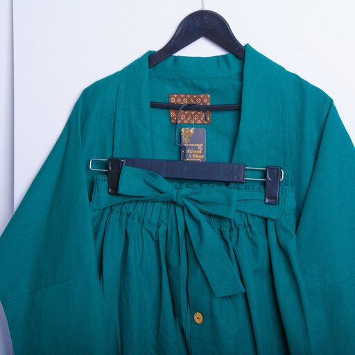 کت و دامن لنین بصورت فری سایز مناسب 38 تا 46 با رنگ سبز موجود می باشد