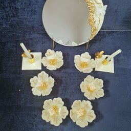 هفت سین رزینی گل پنج پر کرم طلایی رنگ 9 تکه همراه با آینه و شمعدان