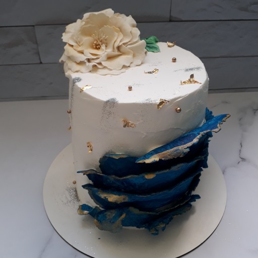کیک خامه ای با دکور فوندانت و تم رنگی آبی