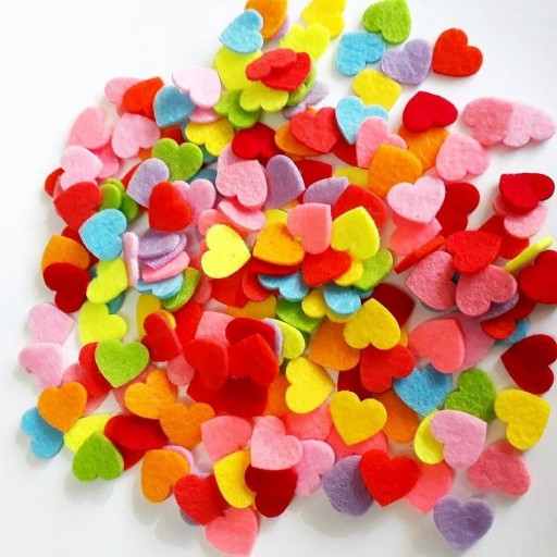 قلب های نمدی کوچک  رنگارنگ (بسته ی 100 عددی)موجود در خرازی آنلاین