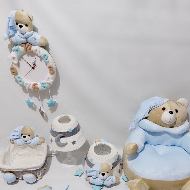 اکسسوری اتاق نوزاد شامل مبل کودک بهمراه ساعت دیواری آویز موزیکال سبد لوسیون آباژور و لوستر عروسکی طرح خرس نانان