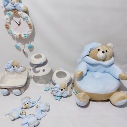 اکسسوری اتاق نوزاد شامل مبل کودک بهمراه ساعت دیواری آویز موزیکال سبد لوسیون آباژور و لوستر عروسکی طرح خرس نانان