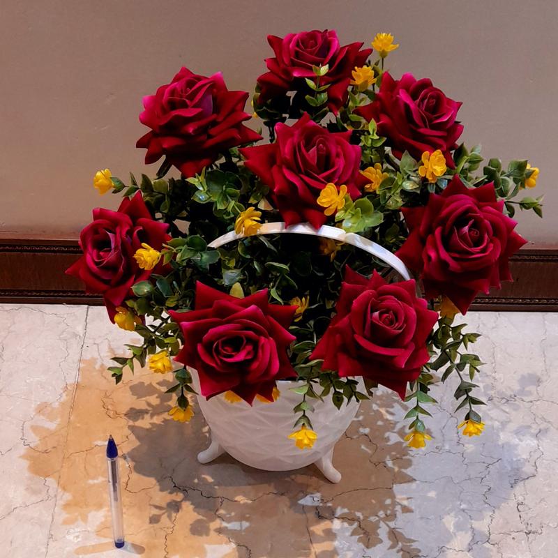 گلدان مصنوعی به همراه گل رز مخملی زیبا و قشنگ. 