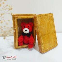 هدیه ولنتاین گیفت خرس بافت کوچک 9 سانتی به همراه باکس در دار چوبی دست ساز ویژه ولنتاین   