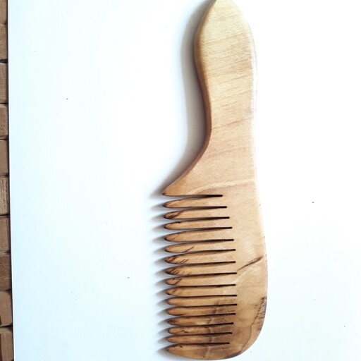 شانه چوبی دسته دار گردو دندانه ریز مدل 1 طول 20 چوب گردو یک تکه سانت مدل دسته حالتدار دستساز چوبکده بید سفید