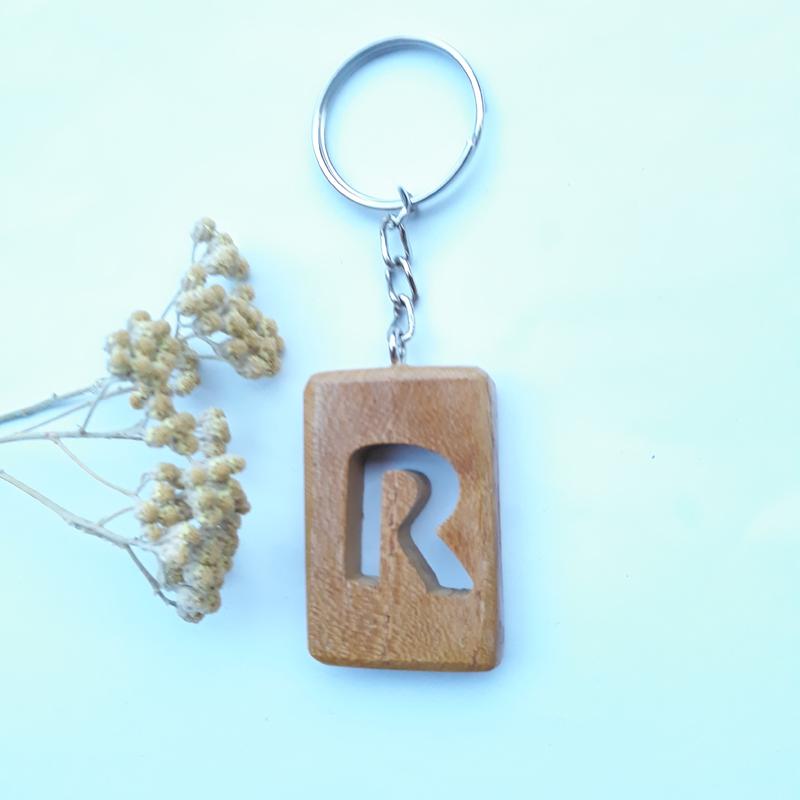 جاکلیدی حرف انگلیسی حرف R از چوب طبیعی دستساز چوبکده بیدسفید