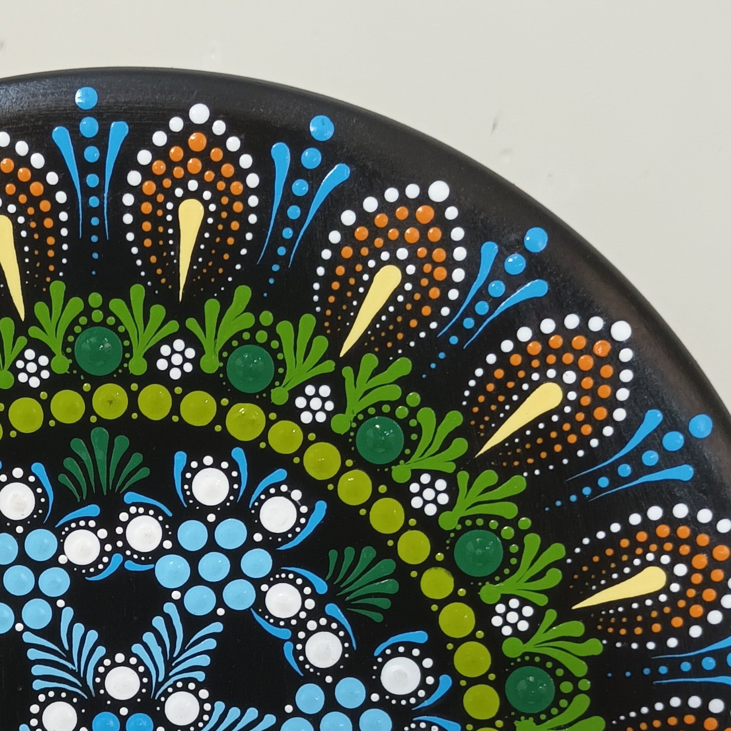 بشقاب دیوارکوب سفالین