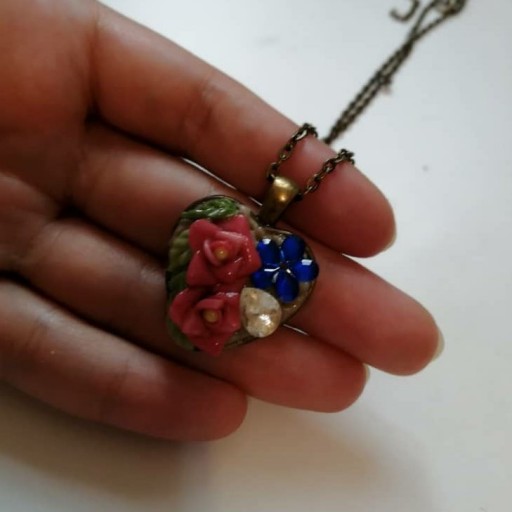 گردنبند قلبی گل رز قرمز با جواهر سفید جواهر گل آبی