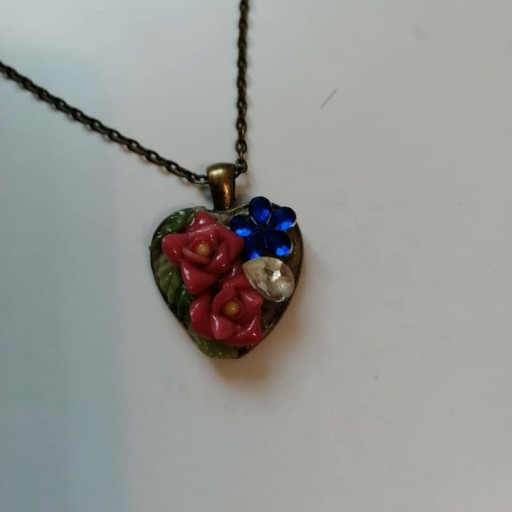 گردنبند قلبی گل رز قرمز با جواهر سفید جواهر گل آبی