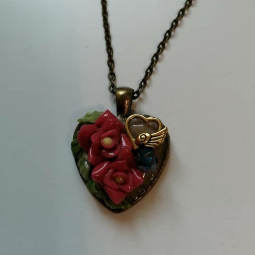 گردنبندی قلبی گل رز قرمز با جواهر