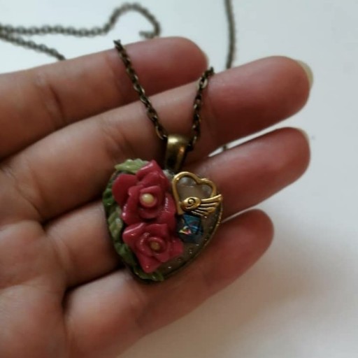 گردنبندی قلبی گل رز قرمز با جواهر