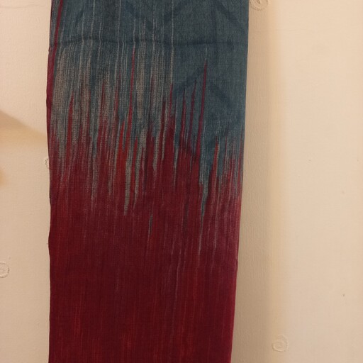 شال زنانه طرحدار مدل تیارا با ترکیب رنگ قرمز و آبی نفتی از  کالکشن بهاره کلارا شاپ