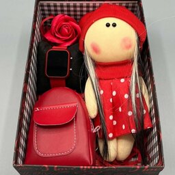 باکس هدیه دخترانه رنگ قرمز با عروسک روسی