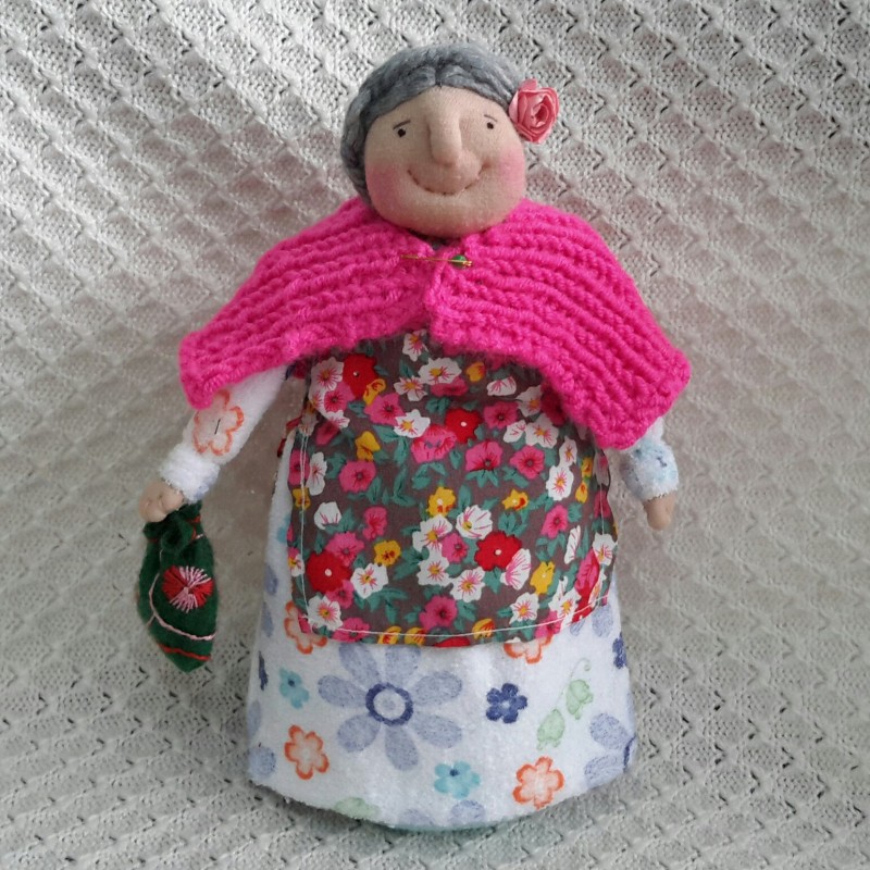عروسک پارچه ای مادربزرگ شنل بافت دست دوز سنتی هدیه پارچه گل گلی تزیینی دخترانه زنانه دکوری ارزان نوروز اجیل هفت سین 