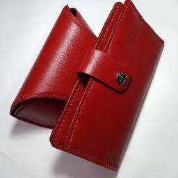 کیف چرم بزی زنانه رنگ قرمز اندازه 21×20 دارای 6 عدد جای کارتی و جای موبایل و اسکناس و جا عینکی کاملا محافظ شده دو لایه 