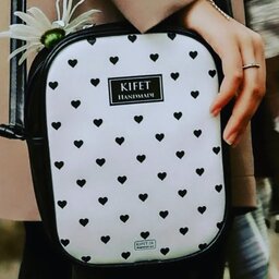 کیف دوشی مینیمال عمودی طرح قلب با زمینه سفید  سایز 23×17×6سانتی متر  وزن حدودا 270 گرم جنس چرم مصنوعی و ضد آب 