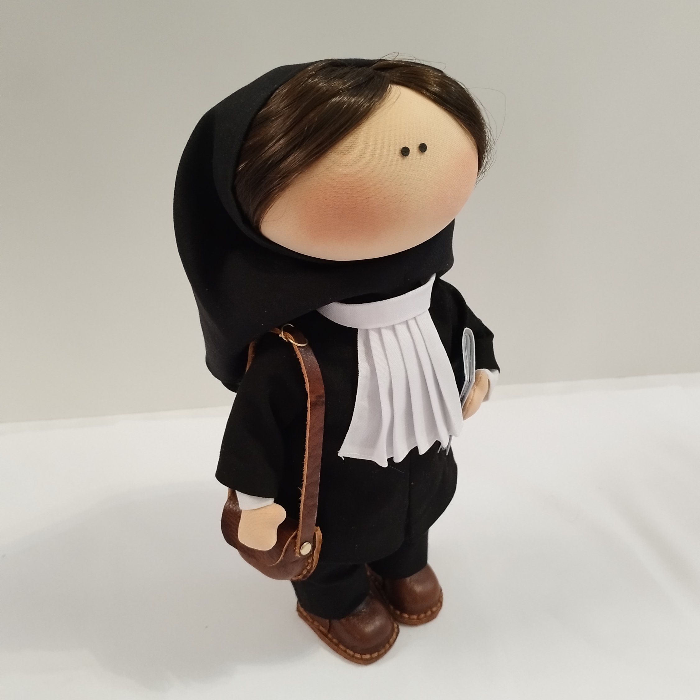 عروسک وکیل روسی با لباس مخصوص وکالت وکیف و کفش چرم طبیعی و کتاب قانون و 