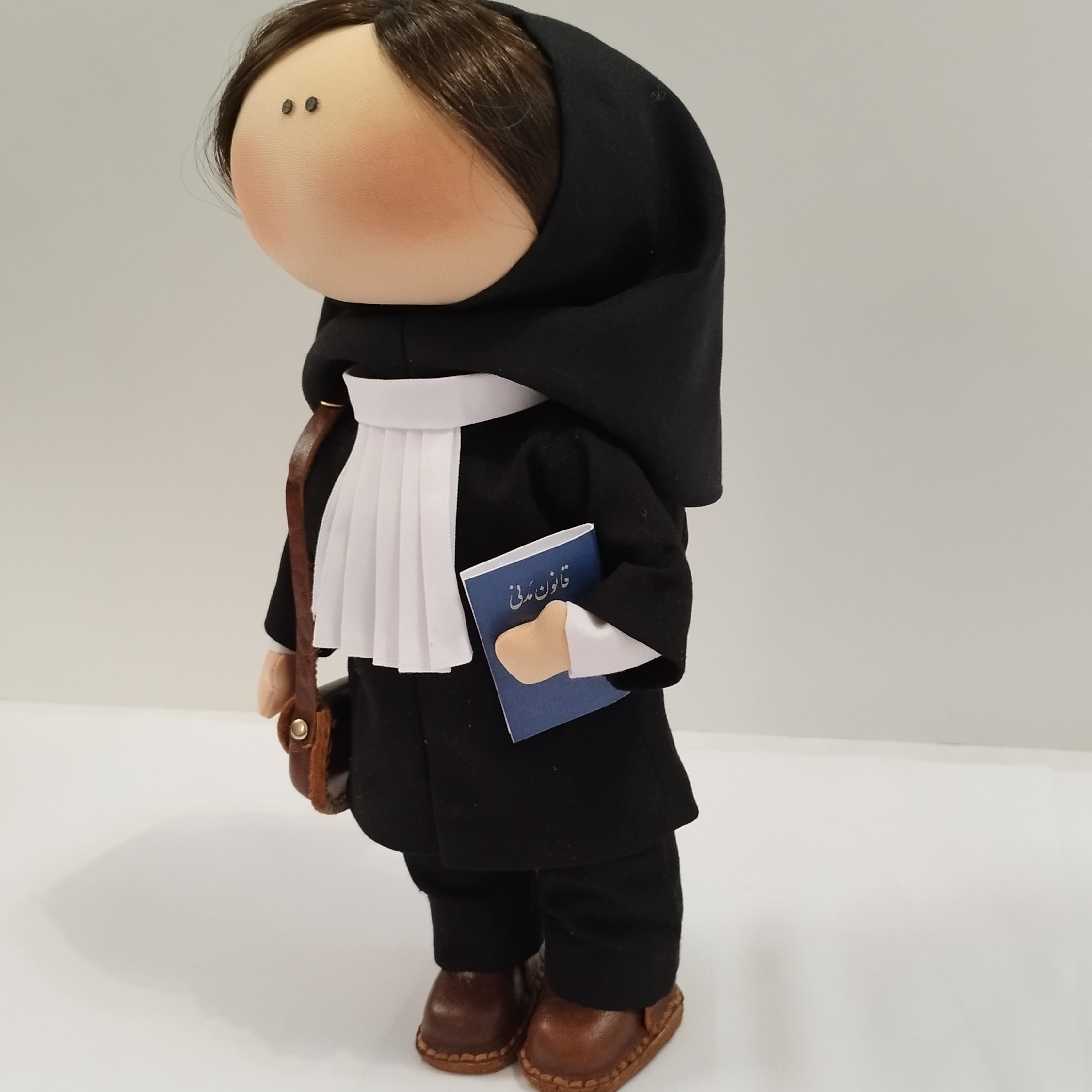 عروسک وکیل روسی با لباس مخصوص وکالت وکیف و کفش چرم طبیعی و کتاب قانون و 
