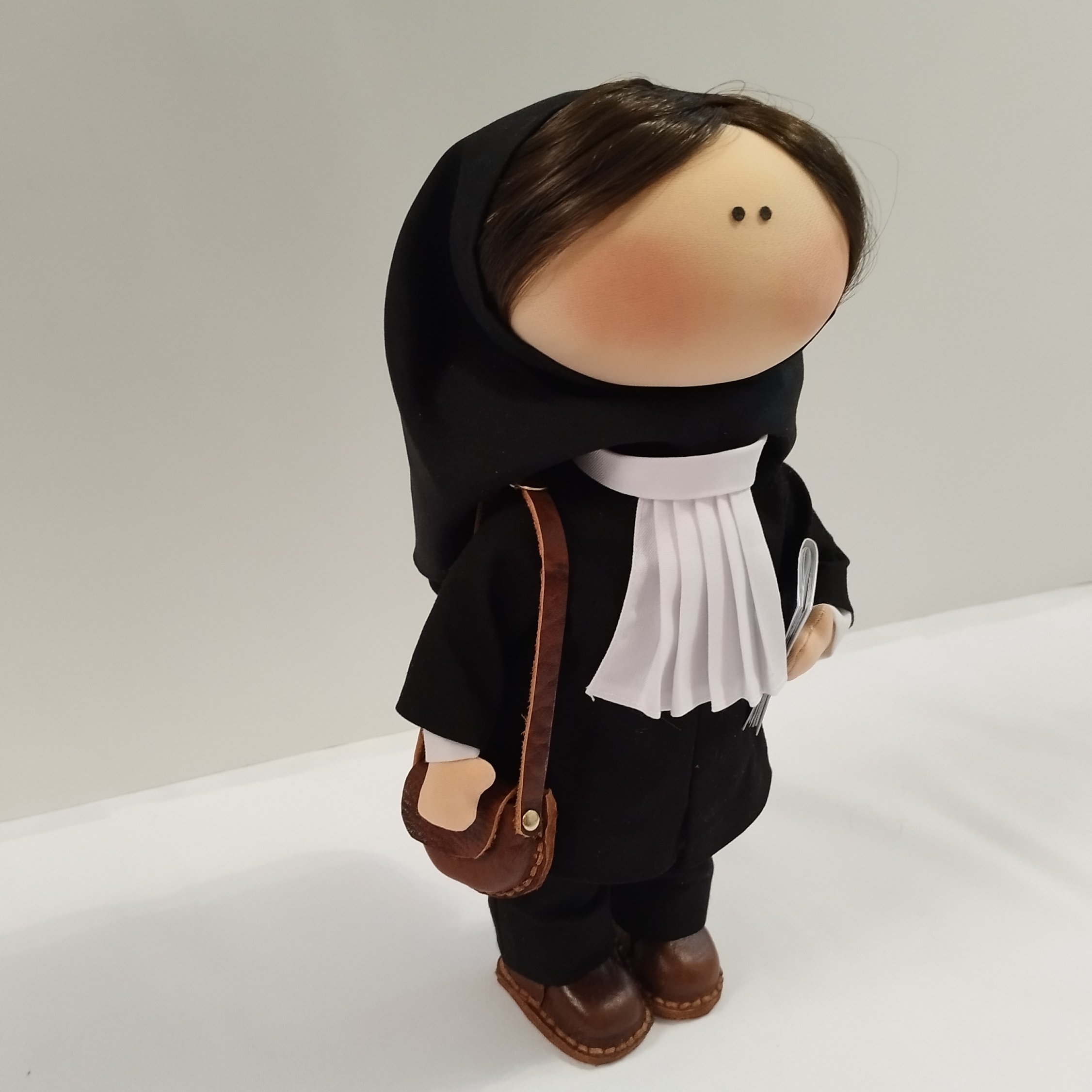 عروسک وکیل روسی با لباس مخصوص وکالت وکیف و کفش چرم طبیعی و کتاب قانون و 